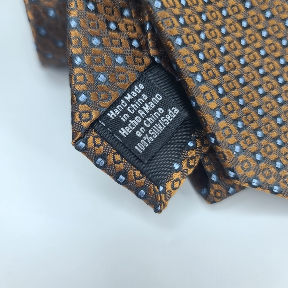 CROFT & BARROW Silk Brown Neck Tie. - Picture 6 of 6
